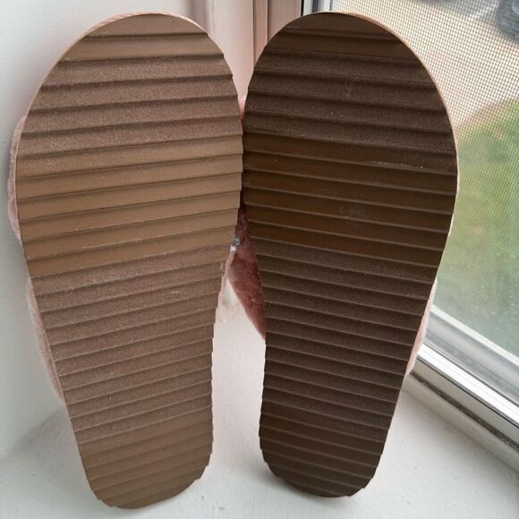 Old Navy Pink Faux Fur Slippers Size 9 - Picture 3 of 5